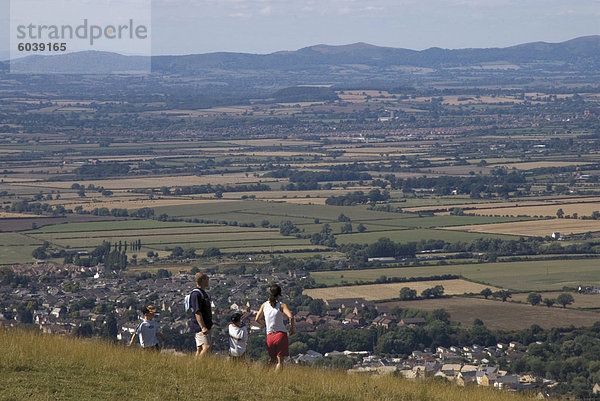 Familie Wandern auf Cleeve Hill  über Bishops Cleeve Dorf  das Cotswolds  Gloucestershire  England  Vereinigtes Königreich  Europa