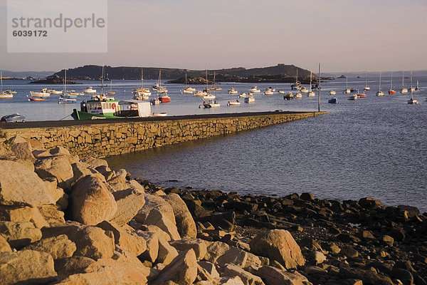 Hafen Frankreich Europa Sonnenuntergang Boot Bretagne Cote de Granit Rose