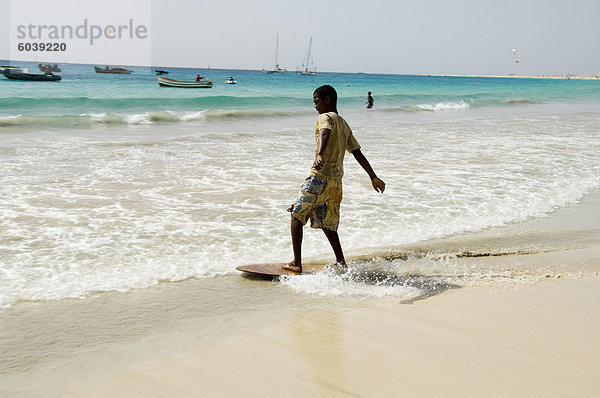 Strand Surfen in Santa Maria auf der Insel Sal (Salz)  Kapverdische Inseln  Afrika