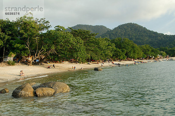 Touristen genießen Nipah Strand bei Sonnenuntergang  Pangkor Island  Bundesstaat Perak  Malaysia  Südostasien  Asien