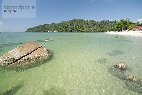 Felsbrocken und Besucher am Coral Bay Strand  Pangkor Island  Bundesstaat Perak  Malaysia  Südostasien  Asien