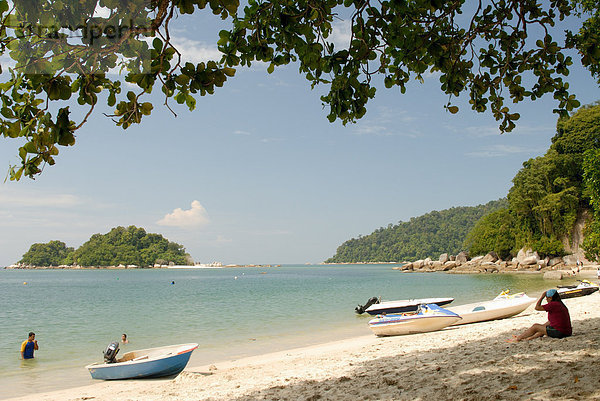 Boote und Besucher der Nipah Strand  Pangkor Island  Bundesstaat Perak  Malaysia  Südostasien  Asien