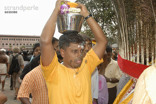 Pilger genannt Kavadi (Träger) mit gepiercte Zunge  während das hinduistische Thaipusam Festival  tragen Container (Paal Kudam) von Milch-Angebote von Swami Sri Subramaniyar Tempel bis zu Batu Caves  Selangor  Malaysia  Südostasien  Asien