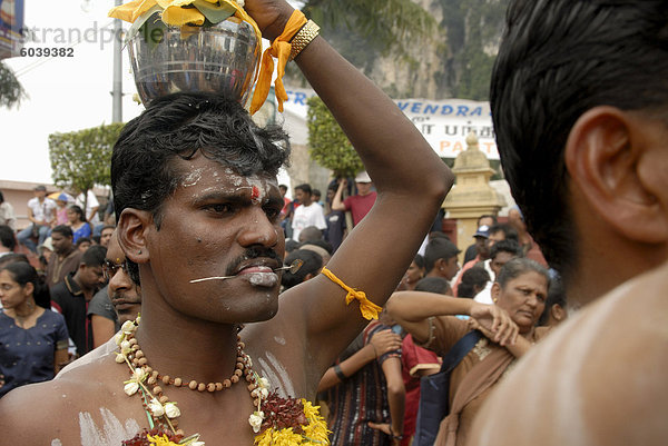 Pilger genannt Kavadi (Träger) mit gepiercte Zunge  während das hinduistische Thaipusam Festival  tragen Container (Paal Kudam) von Milch-Angebote von Swami Sri Subramaniyar Tempel bis zu Batu Caves  Selangor  Malaysia  Südostasien  Asien