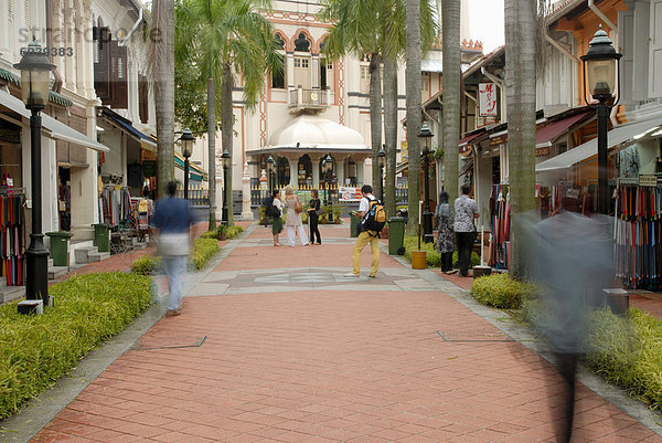 Restaurants  Cafés und Souvenirläden säumen Sultan Gate Street am Ende der Istana Kampong Glam  ehemaliger Sultanspalast aus dem Jahre 1840 arabische Viertel  Colonial District  Singapur  Südostasien ist