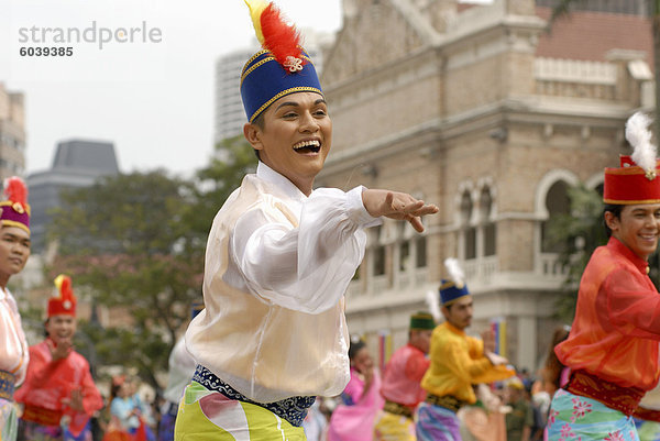 Malaiische Tänzerin tragen traditionelle Kleidung bei feiern von Kuala Lumpur City Tag gedenken  Merdeka Square  Kuala Lumpur  Malaysia  Südostasien  Asien