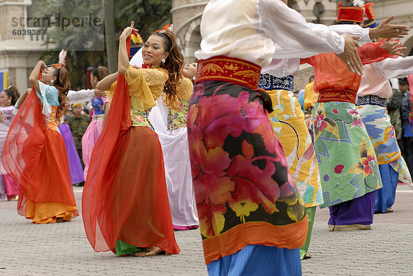 Malaiische Tänzerinnen tragen traditionelle Kleidung bei feiern von Kuala Lumpur City Tag gedenken  Merdeka Square  Kuala Lumpur  Malaysia  Südostasien  Asien
