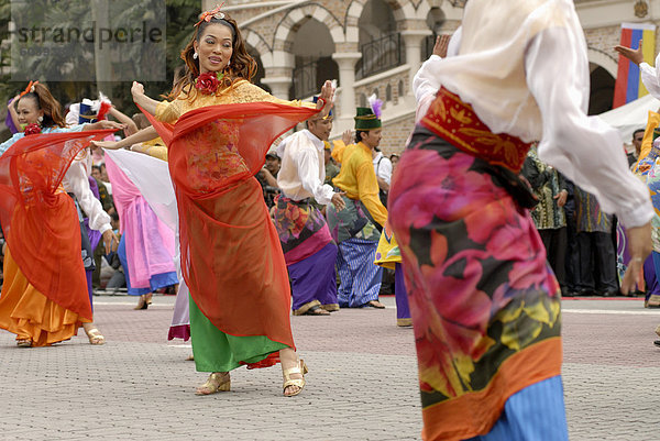 Malaiische Tänzerinnen tragen traditionelle Kleidung bei feiern von Kuala Lumpur City Tag gedenken  Merdeka Square  Kuala Lumpur  Malaysia  Südostasien  Asien