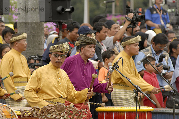 Malaiische Männer tragen traditionellen Kleidung  Schlagzeug spielen  bei feiern von Kuala Lumpur City Tag gedenken  Merdeka Square  Kuala Lumpur  Malaysia  Südostasien  Asien