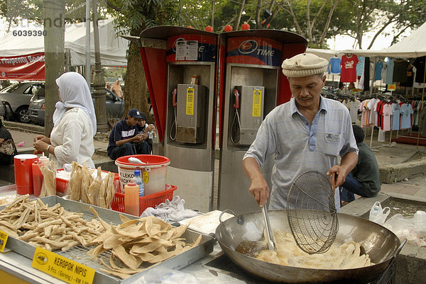 Lebensmittel-Hersteller braten essen außerhalb Zentralmarkt  Kuala Lumpur  Malaysia  Südostasien  Asien