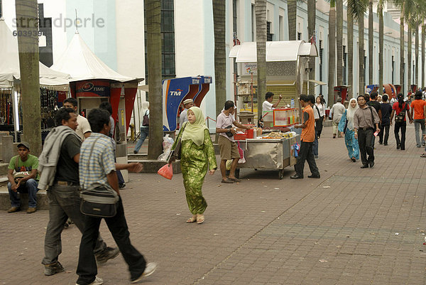 Fußgänger und Foodstalls gegenüber Central Market  Kuala Lumpur  Malaysia  Südostasien  Asien