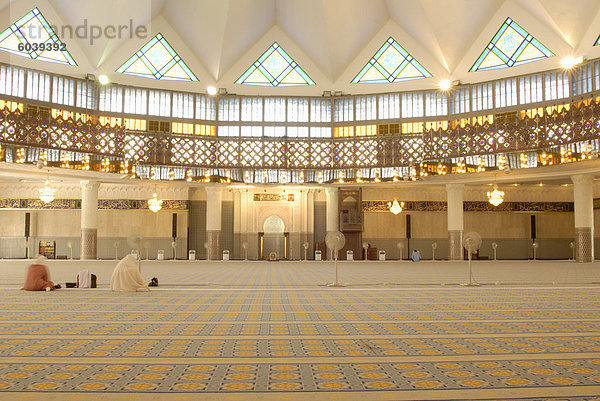 Zwei Frauen im Gebet Hall für nationale (Negara) Moschee  Kuala Lumpur  Malaysia  Südostasien  Asien