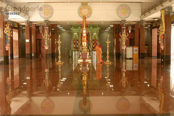 Hinduistische Dame beten bei Hauptschrein von Sri Maha Mariamman Temple  Kuala Lumpur  Malaysia  Südostasien  Asien