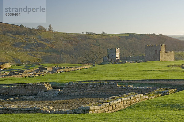 Ansicht Süd und Wiederaufbau  römische Siedlung und Festung in Vindolanda  Roman Wall Süd  UNESCO Weltkulturerbe  Northumbria  England  Vereinigtes Königreich  Europa