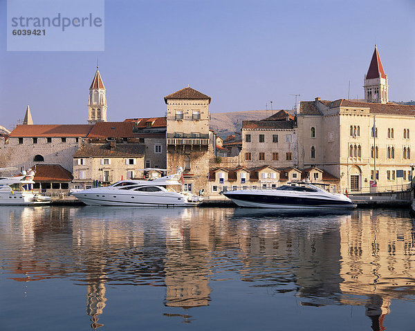 Boote Ankern vor der Altstadt  Trogir  UNESCO Weltkulturerbe  Dalmatien  Kroatien  Europa