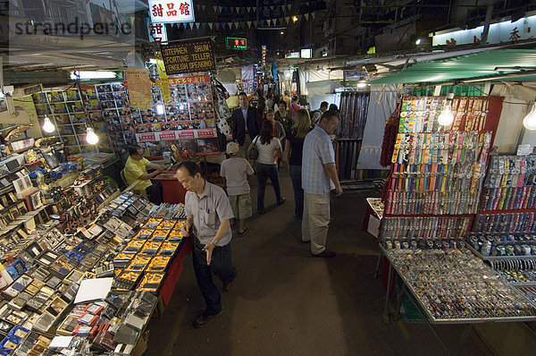 Temple Street Night Market  Nachtmarkt  Stadtteil Yau Ma Tei  Kowloon  Hongkong  China  Asien