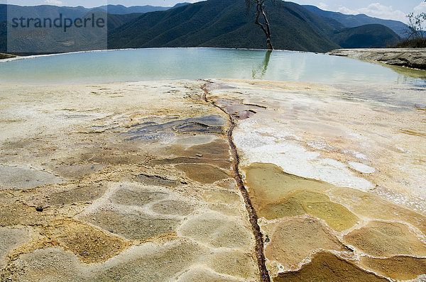 Hierve el Agua (Wasser kocht)  Thermalbad  Wasser reich an Mineralien Blasen oben aus den Bergen und gießt über Rand  Oaxaca  Mexiko  Nordamerika