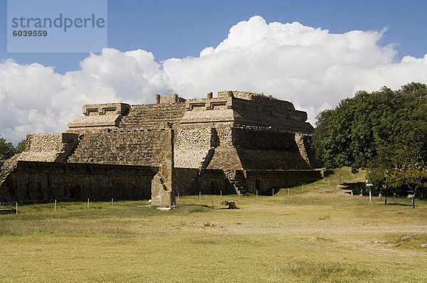 Gebäude v  die alten Zapoteken Stadt von Monte Alban  UNESCO-Weltkulturerbe  in der Nähe von Oaxaca City  Oaxaca  Mexiko  Nordamerika