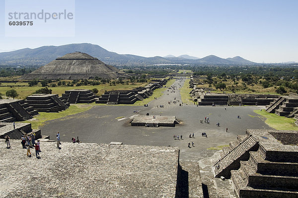 Blick vom Pyramide des Mondes von der Allee der Toten und die Pyramide der Sonne im Hintergrund  Teotihuacan  150AD  600AD und später von den Azteken  UNESCO-Weltkulturerbe  nördlich von Mexiko-Stadt  Mexiko  Nordamerika