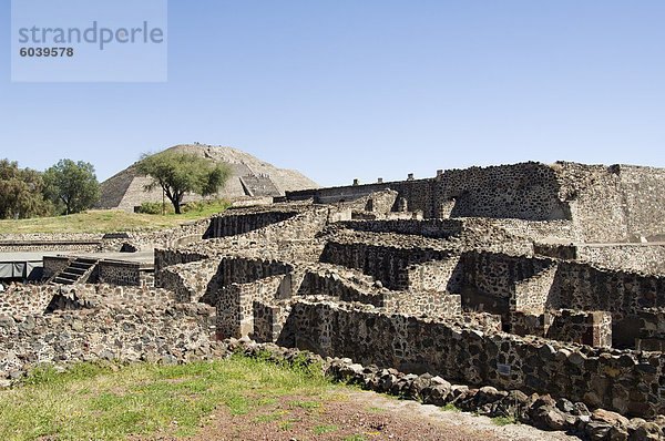 Ruinen und Pyramide des Mondes jenseits  Teotihuacan  150AD 600AD und später von den Azteken  UNESCO-Weltkulturerbe  nördlich von Mexiko-Stadt  Mexiko  Nordamerika verwendet