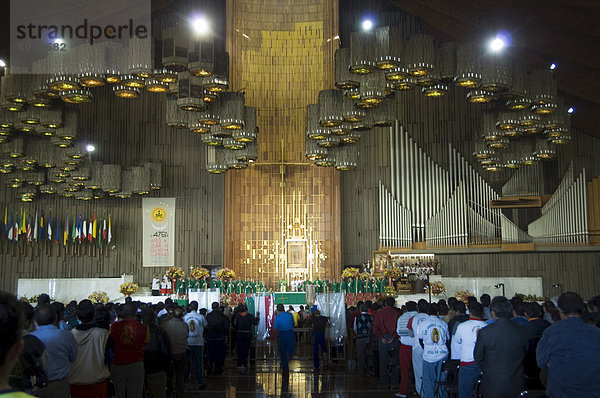 Innenraum der Basilika de Guadalupe  ein berühmter Wallfahrtsort Center kann bis zu 10000 Menschen  Mexiko-Stadt  Mexiko  Nordamerika