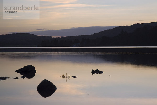 Sonnenuntergang auf Coniston Water im Herbst  Coniston  Lake District-Nationalpark  Cumbria  England  Vereinigtes Königreich  Europa