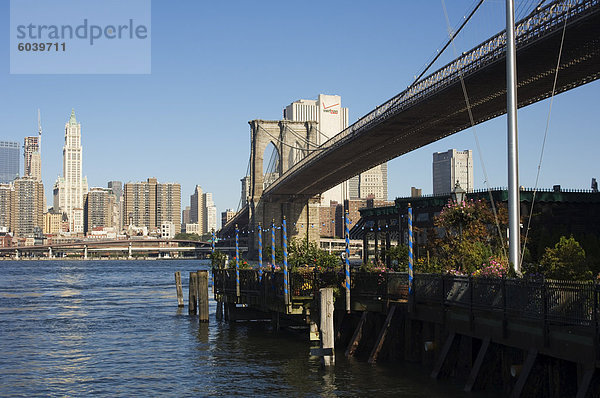 Das River Cafe and Brooklyn Bridge  New York City  New York  Vereinigte Staaten von Amerika  Nordamerika