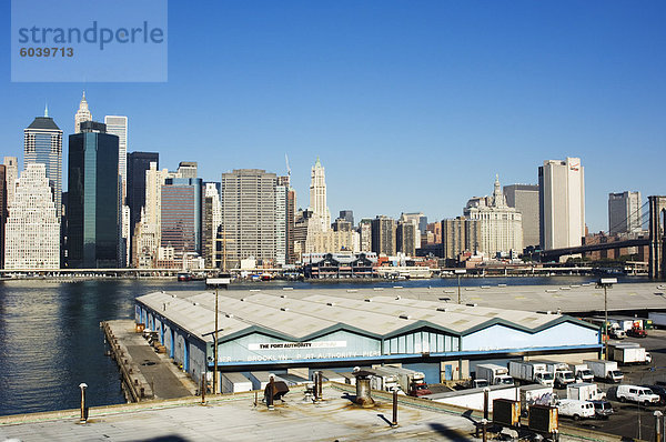 Port Authority Gebäude auf der Brooklyn-Seite des East River mit der Skyline von Manhattan jenseits  New York City  New York  Vereinigte Staaten von Amerika  Nordamerika