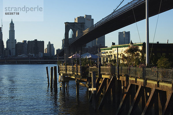 Das River Cafe unter Brooklyn Bridge  Brooklyn  New York City  New York  Vereinigte Staaten von Amerika  Nordamerika