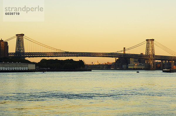 Williamsburg Bridge und den East River  New York City  New York  Vereinigte Staaten von Amerika  Nordamerika