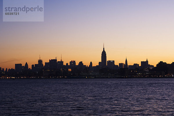 Empire State Building und Mitte Stadt Skyline im Morgengrauen  Manhattan  New York City  New York  Vereinigte Staaten von Amerika  Nordamerika