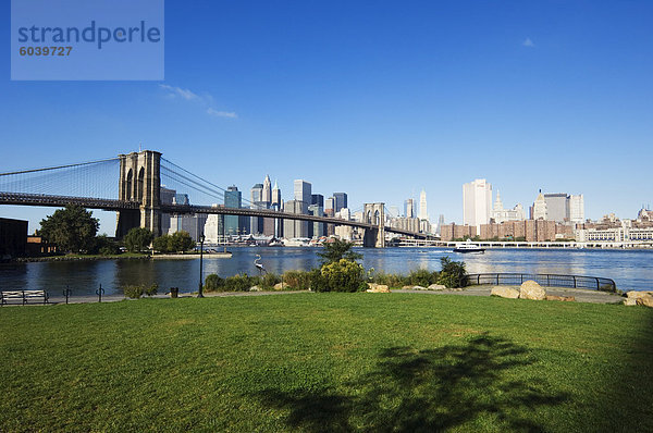 Brooklyn Bridge und Manhattan Skyline  Brooklyn Bridge Park  New York City  New York  Vereinigte Staaten von Amerika  Nordamerika