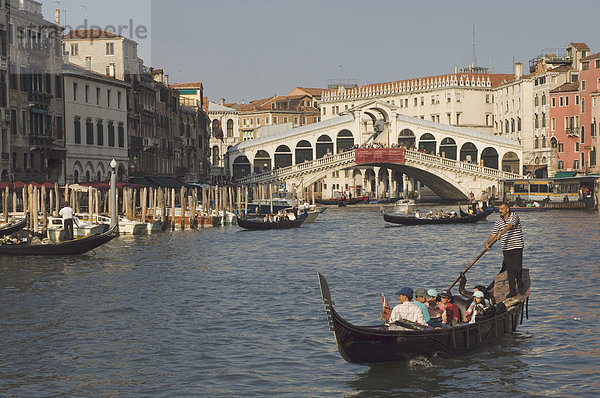 Gondeln auf dem Canal auf der Rialto-Brücke  Venedig  UNESCO World Heritage Site  Veneto  Italien  Europe