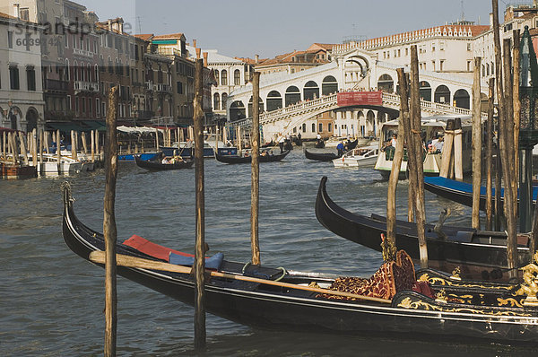 Gondeln  Canal Grande und die Rialto-Brücke  Venedig  UNESCO World Heritage Site  Veneto  Italien  Europa