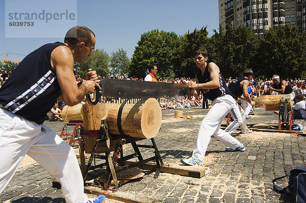 Melden Sie sich schneiden starker Mann Wettbewerb  während San Fermin  ausgeführt von den Bullen Festival  Pamplona  Navarra  Baskenland  Spanien  Europa
