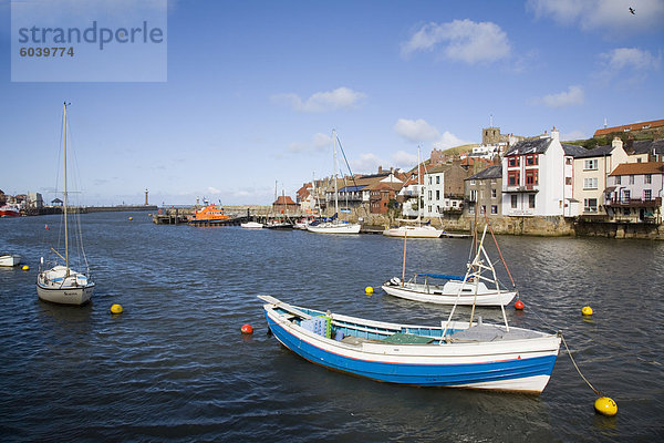 Boote in River Esk Hafen und Kai Gebäude der Altstadt  Whitby  Heritage Coast of North East England  North Yorkshire  England  Vereinigtes Königreich  Europa