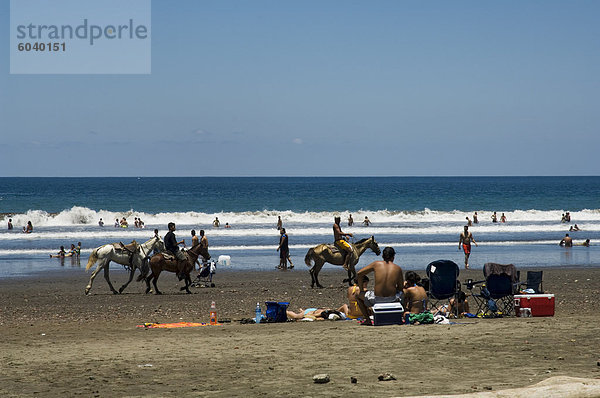 Strand von Jaco Surfen und Partei Stadt  Pacific Coast  Costa Rica  Mittelamerika