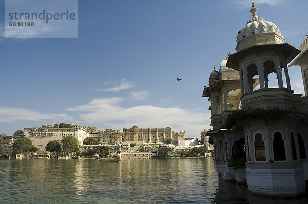 Ansicht der City Palace und Hotels Lake Pichola  Udaipur  Rajasthan Indien  Asien