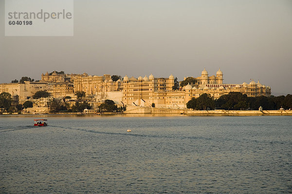 Blick auf den Stadtpalast und Shiv Niwas Palace aus Lake Pichola  Udaipur  Rajasthan Indien  Asien