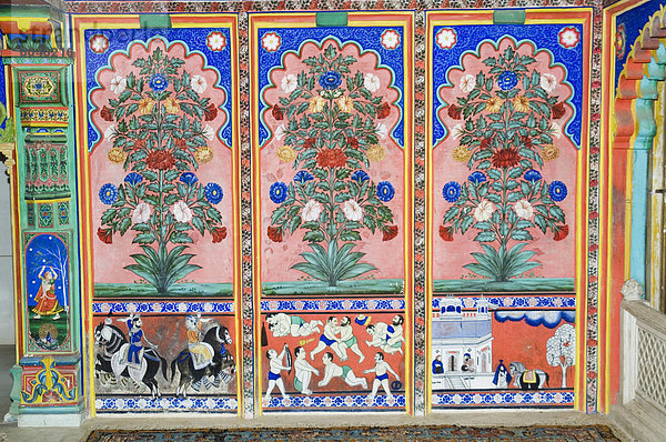 Wunderschöne Fresken an den Wänden der Juna Mahal Fort  Dungarpur  Rajasthan  Indien  Asien staatliche