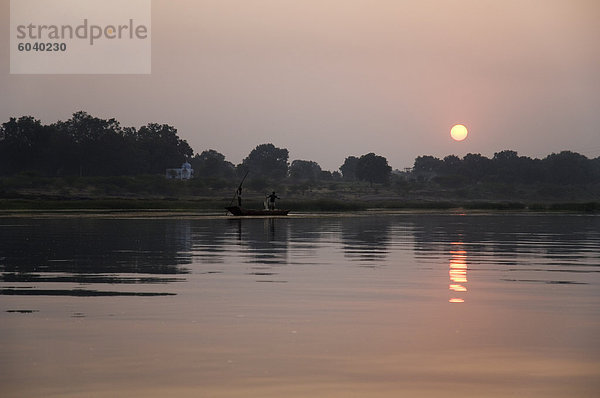 Sonnenuntergang auf der Narmada Fluß  Maheshwar  Madhya Pradesh Zustand  Indien  Asien