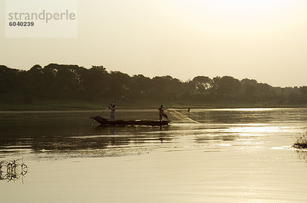 Fischer auf der Narmada Fluß  Maheshwar  Madhya Pradesh Zustand  Indien  Asien