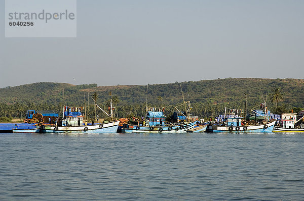 Fischerboote am Altwasser in der Nähe von Mobor  Goa  Indien  Asien