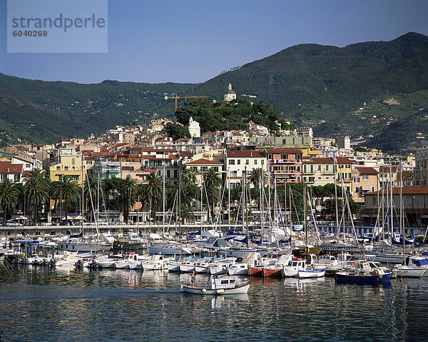 Hafen und Stadt  San Remo  Ligurien  italienische Riviera  Italien  Europa