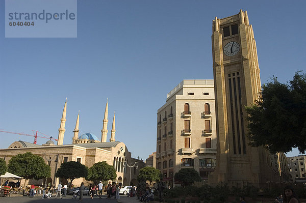 Uhrturm im Ort d'Etoile (Nejmeh Square)  neue Moschee hinten  Innenstadt  Beirut  Libanon  Naher Osten