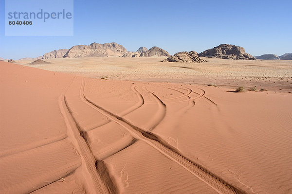 Auto-Spuren im Sand  Wüste Landschaft  Wadi Rum  Jordanien  Naher Osten