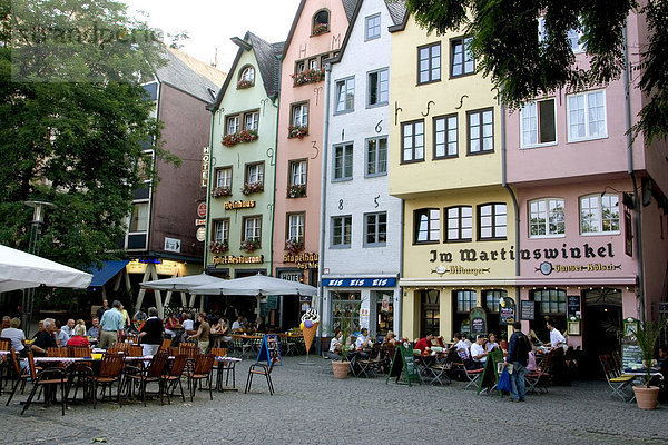 Leute sitzen im freien im Restaurant in der Altstadt  nahe dem Fischmarkt  Köln  Nord Rhein Westfalen  Deutschland  Europa