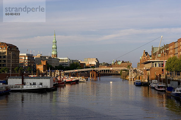 Kanal in der Speicherstadt  die historische Lager-Stadt Hamburg  Hamburg  Deutschland  Europa