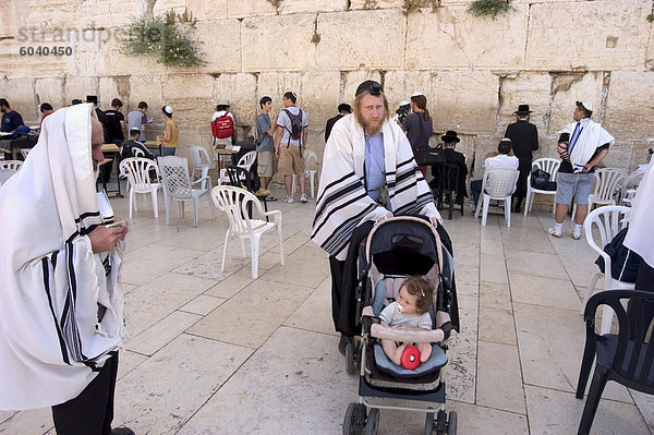 Jüdischer Mann mit Kind im Kinderwagen  beten bei Western Klagemauer  alte Walled Stadt  Jerusalem  Israel  Nahost