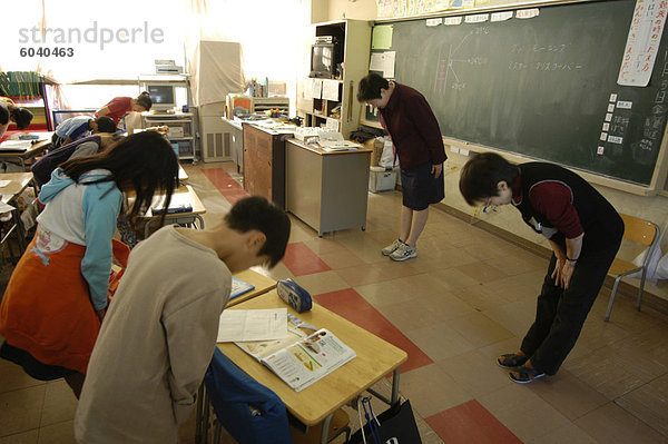 Studenten  die Verbeugung  Lehrer in der Klasse  Grundschule  Tokio  Honshu  Japan  Asien